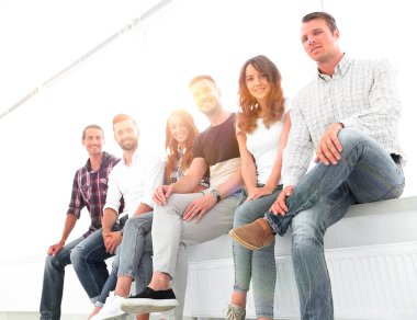 bekleme odasında sandalyelere oturan genç yaratıcı insanlar