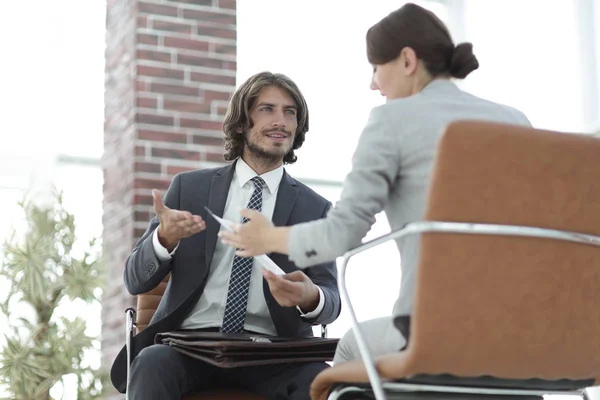 Una conversación relajada de un hombre y una mujer en la oficina — Foto de Stock