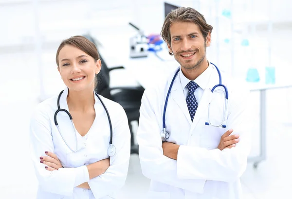 Portret dwóch pracowników sukces zawodowych lekarzy w płaszcze — Zdjęcie stockowe