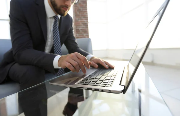 Portret van succesvolle zakenman werkzaam in modern kantoor — Stockfoto