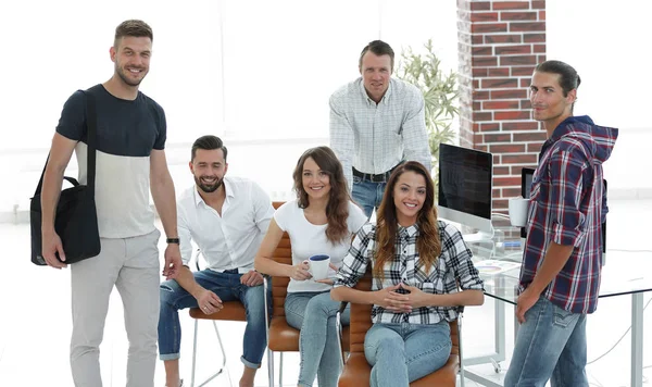 Porträt eines kreativen Teams am Arbeitsplatz — Stockfoto