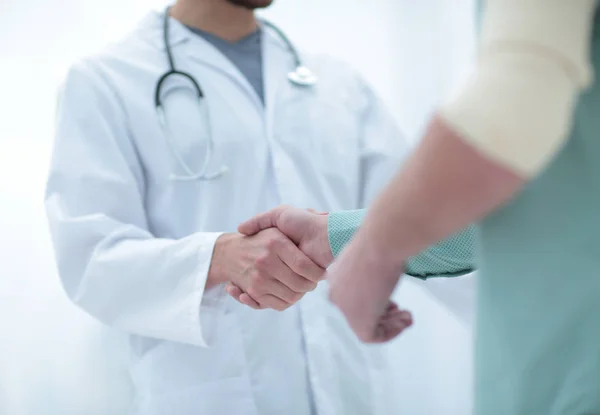 Paciente le da la mano a su médico — Foto de Stock