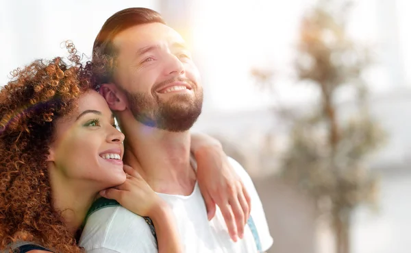 Retrato de um casal amoroso em um novo apartamento . — Fotografia de Stock