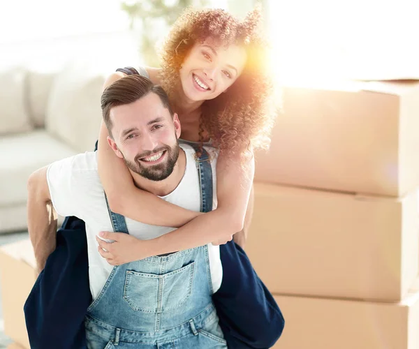 Retrato de um casal apaixonado em um novo apartamento vazio . — Fotografia de Stock