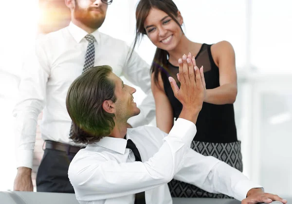 Jovens colegas de negócios dando uns aos outros um alto cinco — Fotografia de Stock