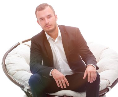 genç işadamı rahat bir sandalyede oturuyor