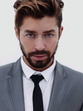 yakışıklı genç gri arka plan üzerinde takım elbiseli