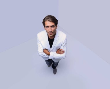 Kendine güvenen genç adam kameraya bakan