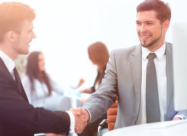 El sıkışma yöneticisi ve ofisteki müşteri.