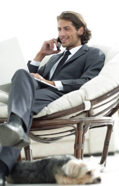 iş konularında evde çözme iş adamı. bulanık resim