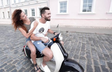 Mutlu çift retro motosiklet sürme tam uzunlukta yan görünüm