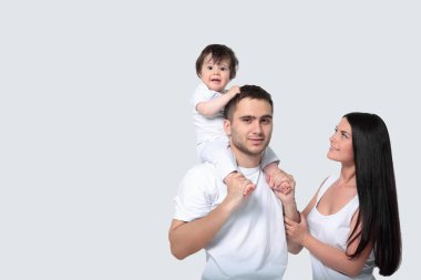 beyaz zemin üzerinde mutlu bir aile