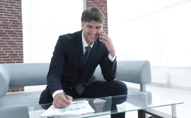 İşadamı Ofiste Akıllı Telefonla Konuşuyor