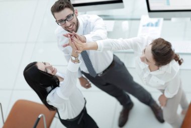 Başarılı iş adamları birbirlerine beşlik çakıyor. .