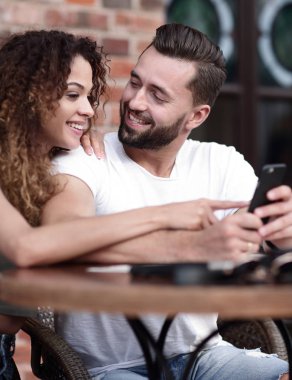 Güzel bir çift kahve içiyor, birlikte eğleniyorlar..