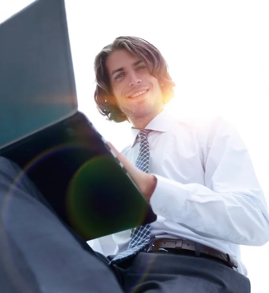 Primo piano. Un dipendente di successo che lavora con un computer portatile — Foto Stock