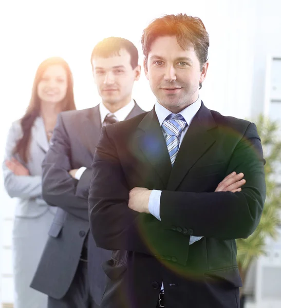 Бизнесмен и успешная бизнес-команда — стоковое фото