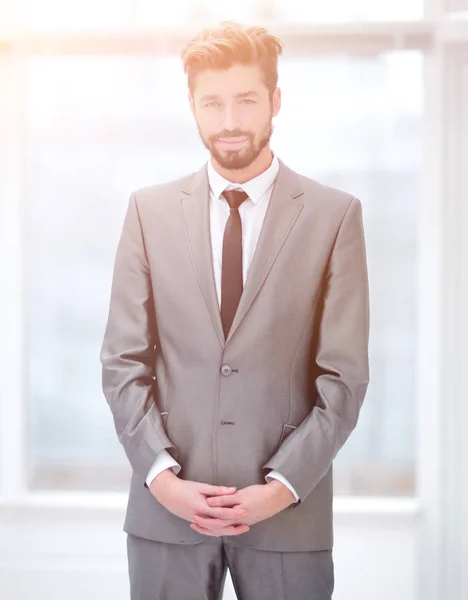 Un joven con un traje gris — Foto de Stock