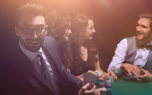 Uomo d'affari moderno che gioca a poker — Foto Stock