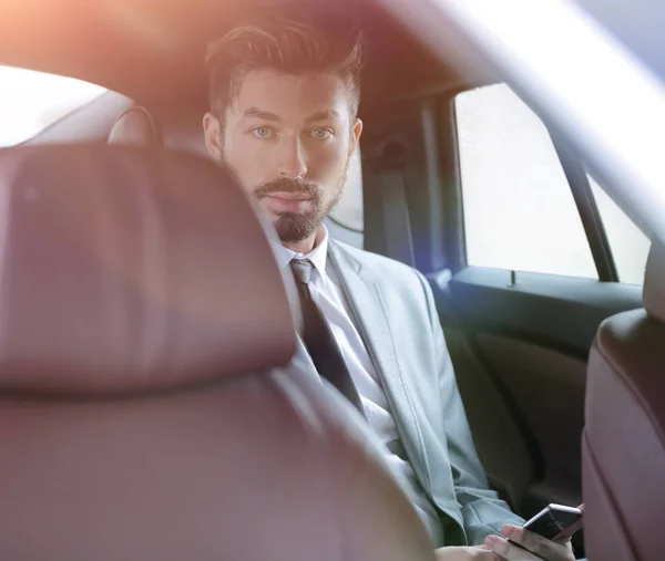 Hombre de negocios guapo en coche . — Foto de Stock