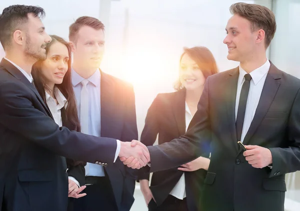 Business team looks at the handshake business partners — Stock Photo, Image