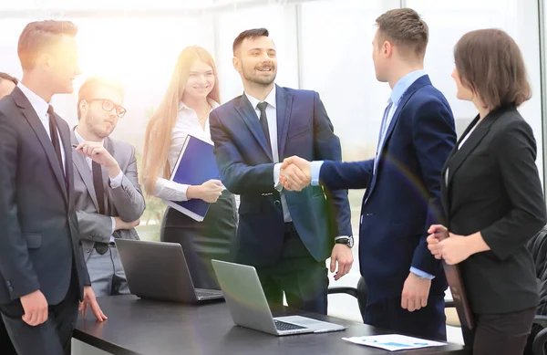 Vertegenwoordigers van de twee business teams begroeten elkaar — Stockfoto