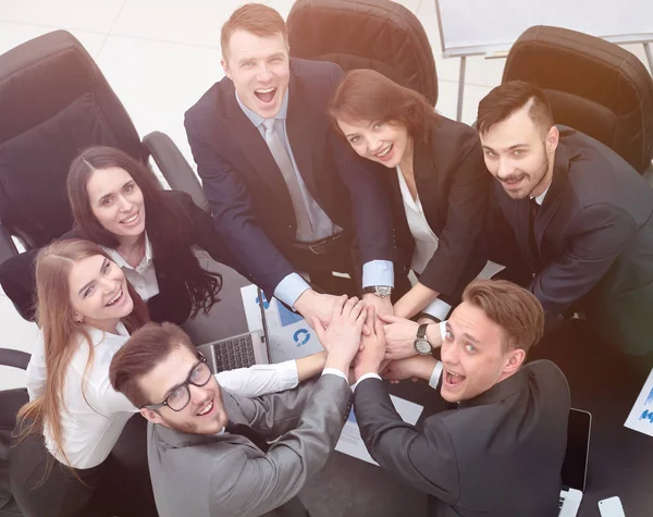 iş takım birlikte masada sıktı elleri ile