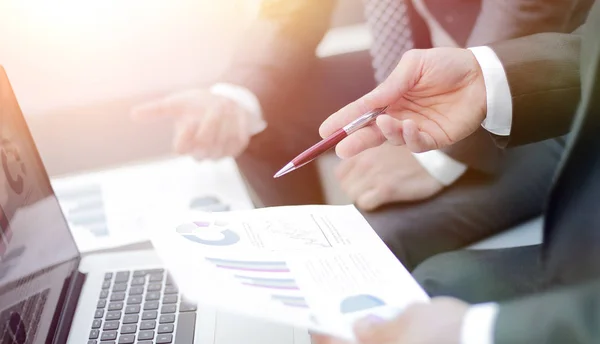 Business team mani sul lavoro con rapporti finanziari — Foto Stock