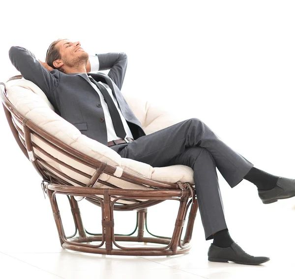 Szczęśliwy biznesmen relaksując się w duży wygodny fotel — Zdjęcie stockowe