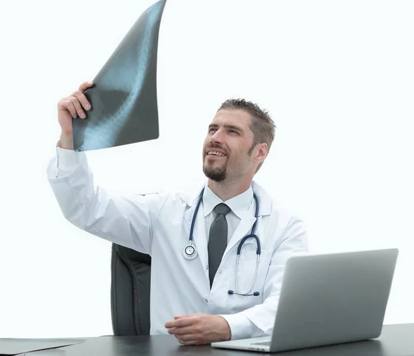 Dokter onderzoekt een x-Vleug, zitten achter een bureau — Stockfoto