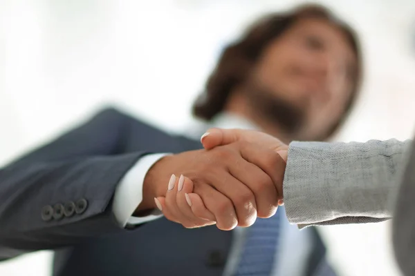 Empresários aperto de mão após reunião de negócios bem sucedida — Fotografia de Stock