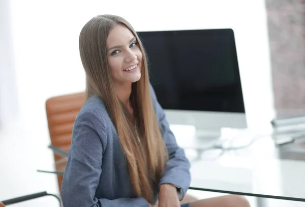 Funcionário do escritório feminino sentado em uma mesa — Fotografia de Stock