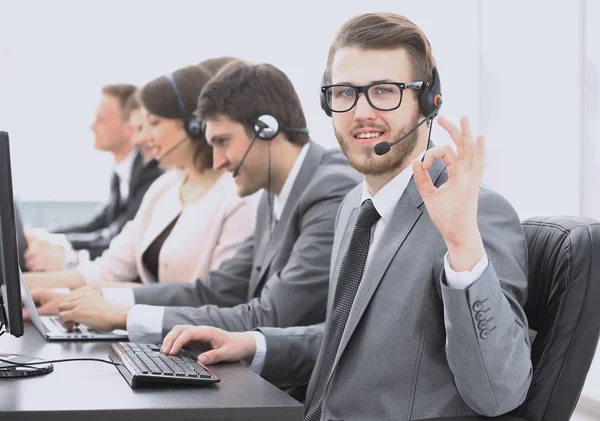 Representante de atendimento ao cliente com fone de ouvido mostrando sinal "OK " — Fotografia de Stock