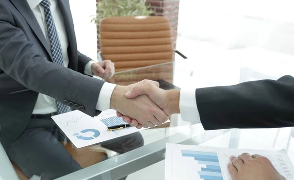 Close seup.handshake business partners — стоковое фото