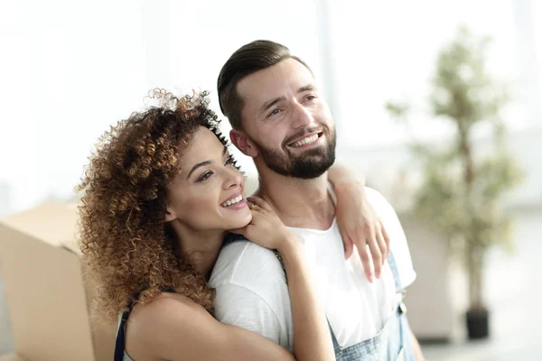 Retrato de una pareja casada amorosa en un apartamento nuevo . —  Fotos de Stock