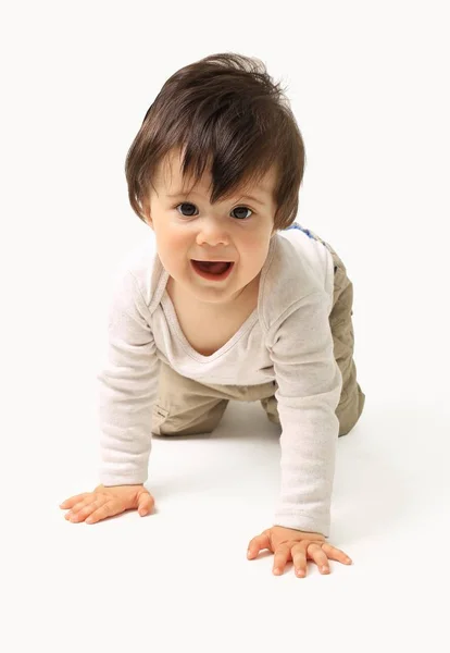 O bebê aprende a rastejar isolado no fundo branco — Fotografia de Stock