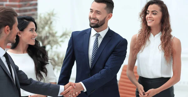 Handshake affärspartners i office. — Stockfoto