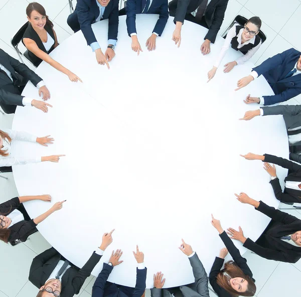 Een groep zakenmensen die aan de ronde tafel zitten. het bedrijfsconcept — Stockfoto