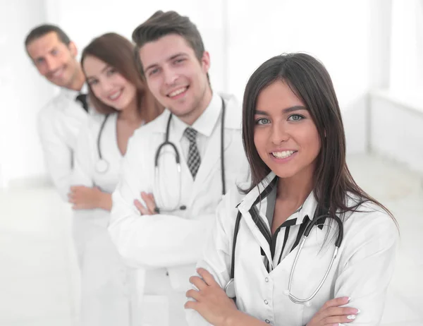 Medico femminile con gruppo di colleghi felici di successo — Foto Stock