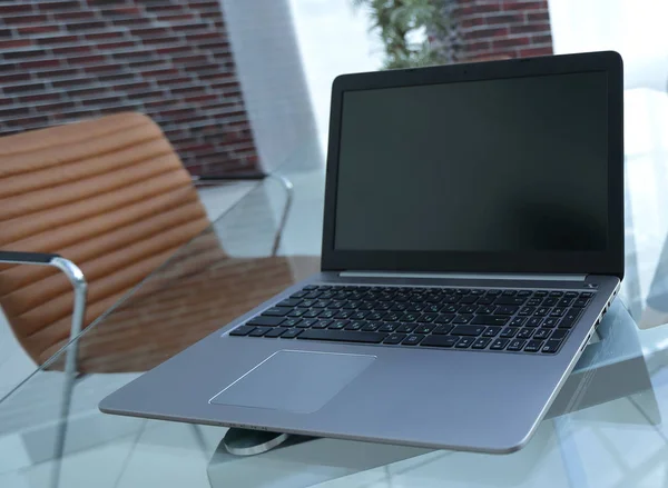 Laptop und Smartphone auf dem Schreibtisch eines Geschäftsmannes — Stockfoto