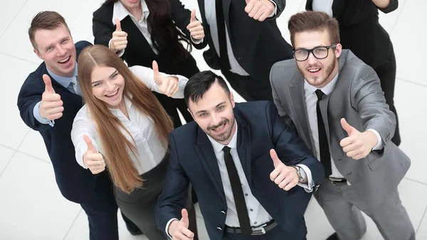 Exitoso equipo de negocios sosteniendo un pulgar hacia arriba — Foto de Stock