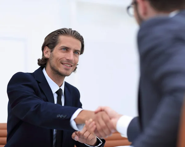 Handshake Manager e o cliente sentado no escritório — Fotografia de Stock