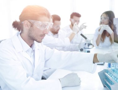 Bilim adamları workp bir mikroskop ve yapmak notları ile çalışma