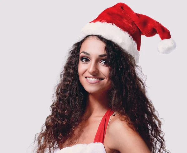 Porträt der schönen brünetten Frau in Weihnachtsmannkleidung — Stockfoto