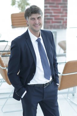 Bir boş toplantı odasında duran iş adamı