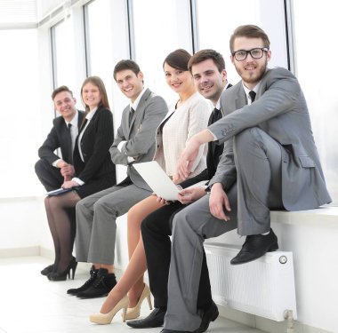 ofis lobisinde oturan iş takım