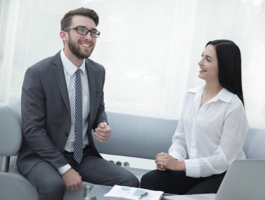 Yöneticisi ve modern bir ofiste konuşmak müşteri