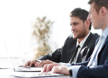 Kapat-up.businessman meslektaşım için konuşuyor.