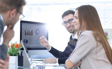 mali çizelgeleri tartışırken iş takım