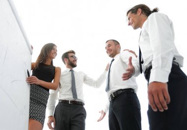 Genç çalışan arkadaşları flipchart fikirlerini olduğunu.